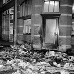 128637 Afbeelding van de ravage na het in brand steken door vandalen van een partij kranten bij het kantoor van het ...